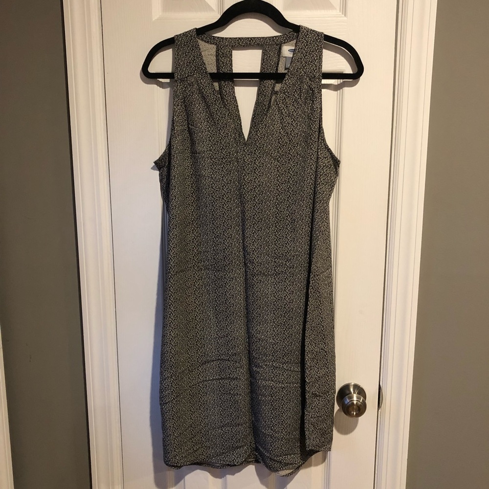 V-neck sleeveless dress